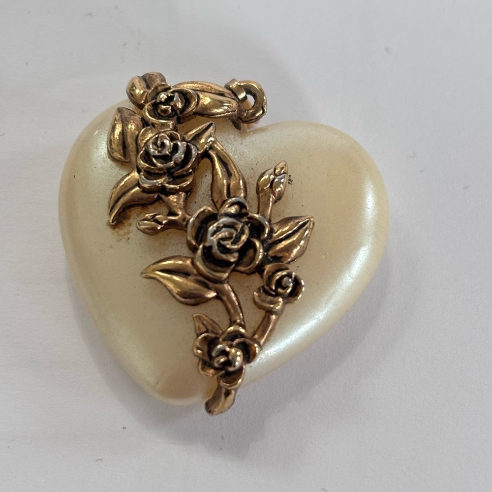 Heart-Shaped Cream Pendant with Floral Design